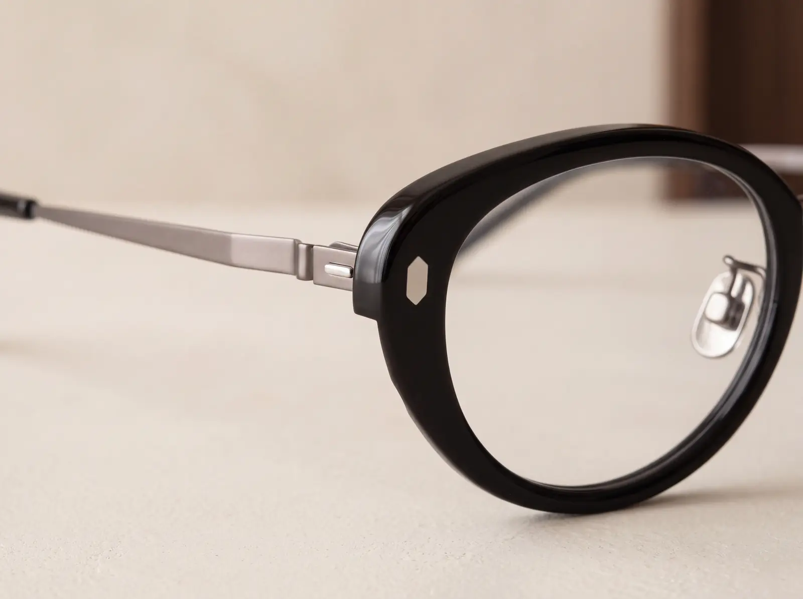 FLARE Black frame detail