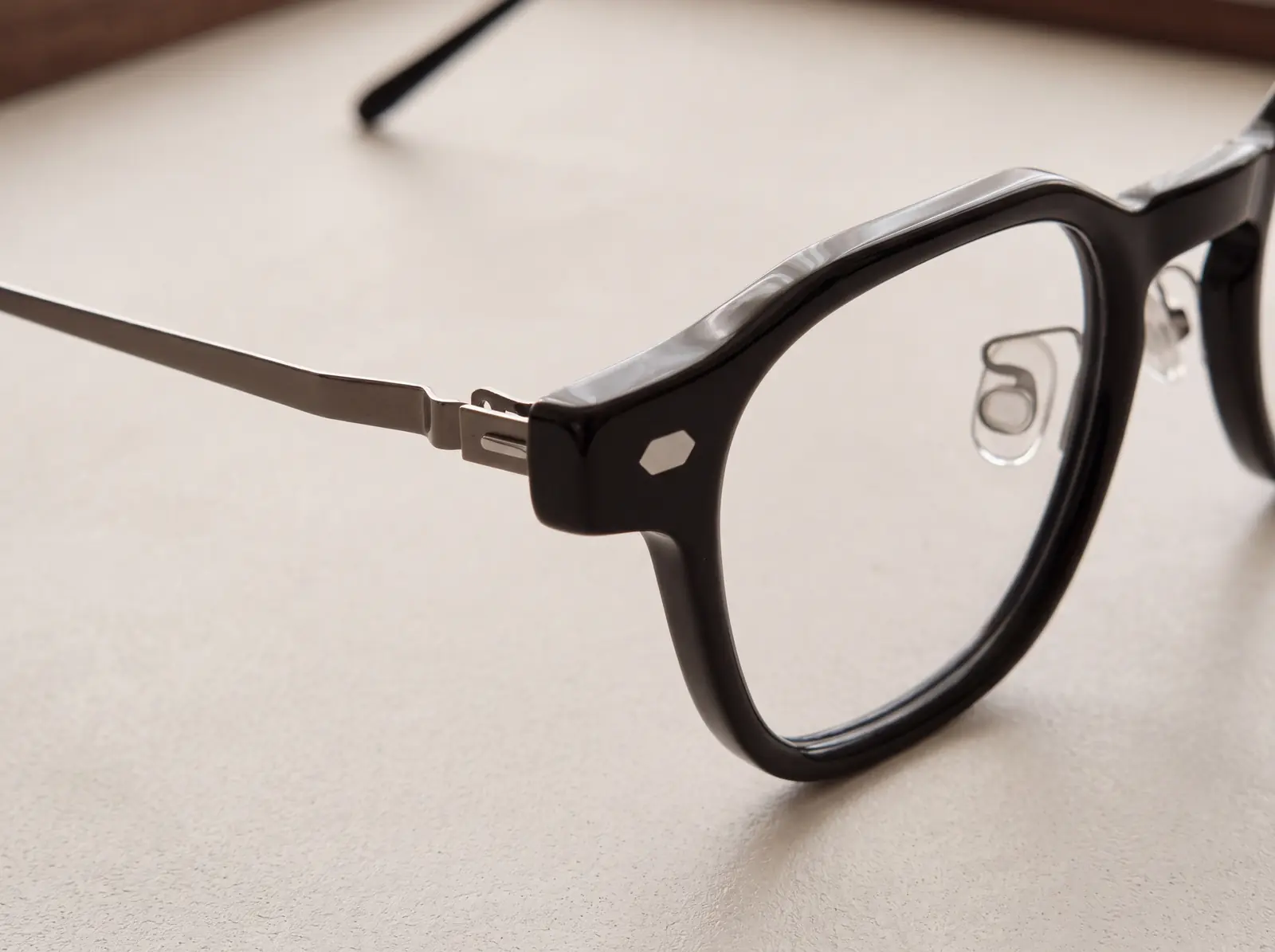 WEDGE Black frame detail